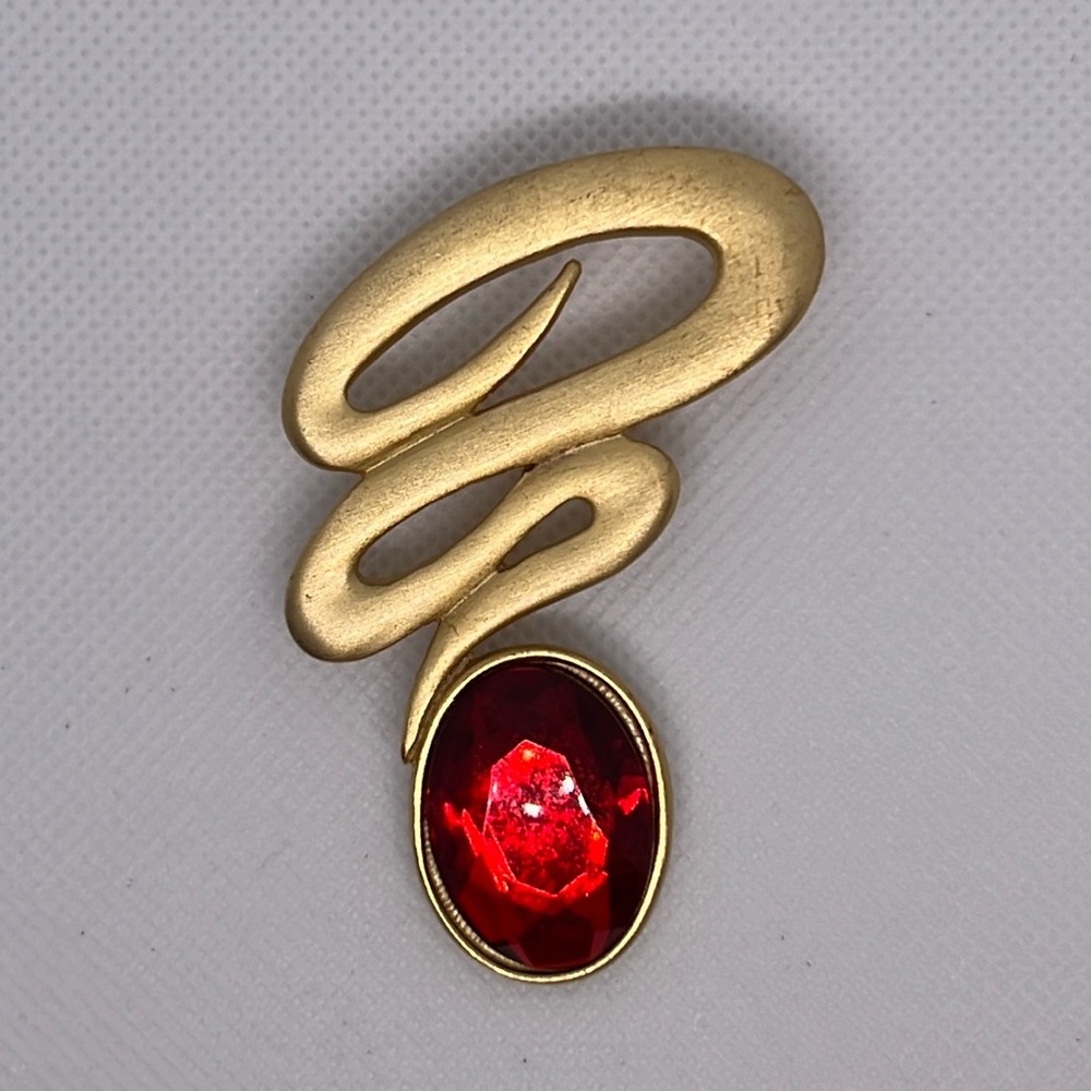 Vintage gold tone brooch with red ruby rhinestone